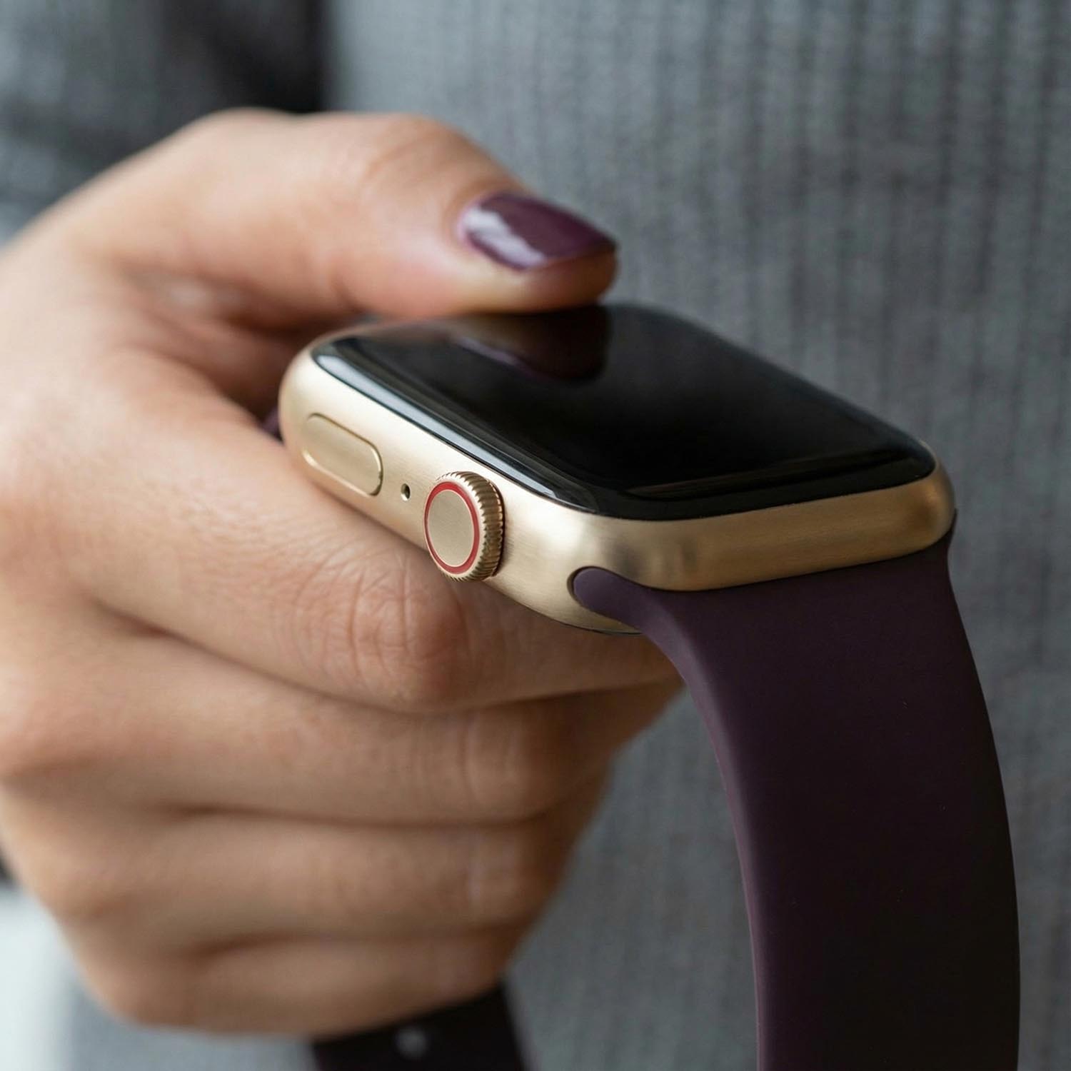 Apple-Watch-bandje-Vyon-siliconen-donkere kers-123watches-close-up