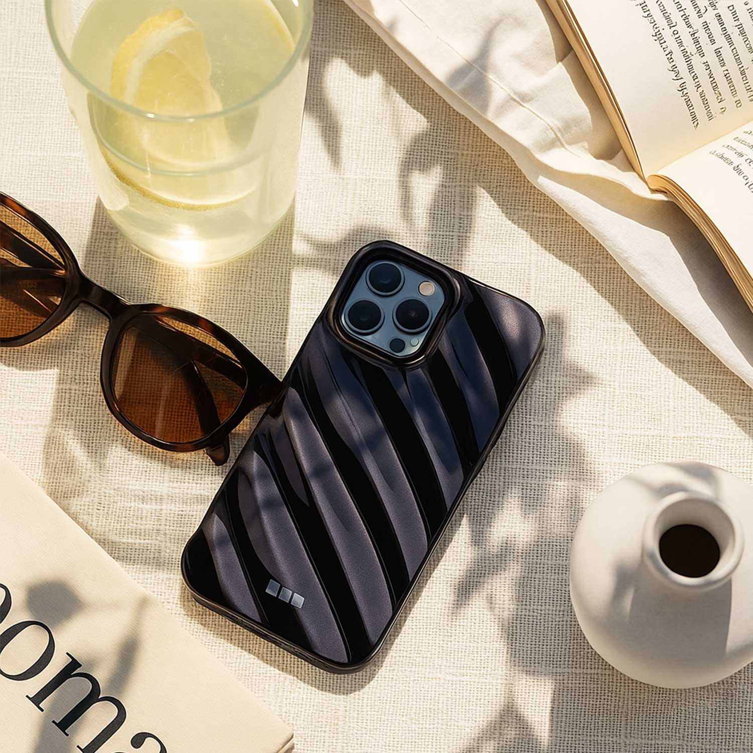 iPhone 15 Pro Max case Lustra - black