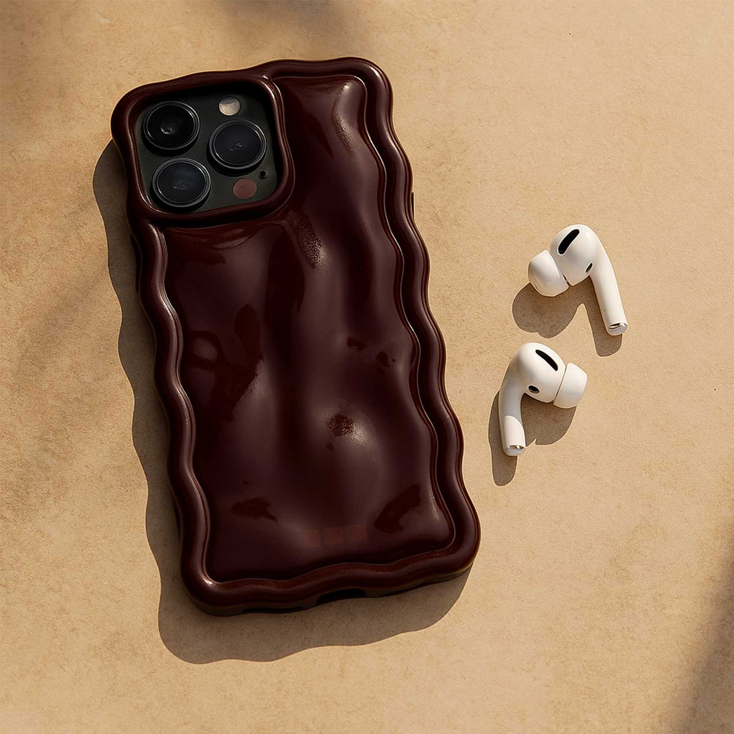 iPhone-13-Pro-Max-telefoonhoesje-Sparkle-burgundy-7440850381332-123watches-sfeerfoto-3