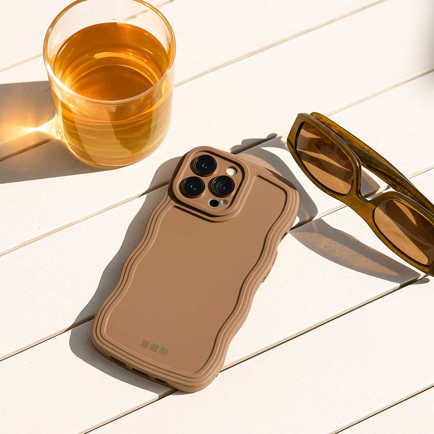iPhone 15 case Curve - brown