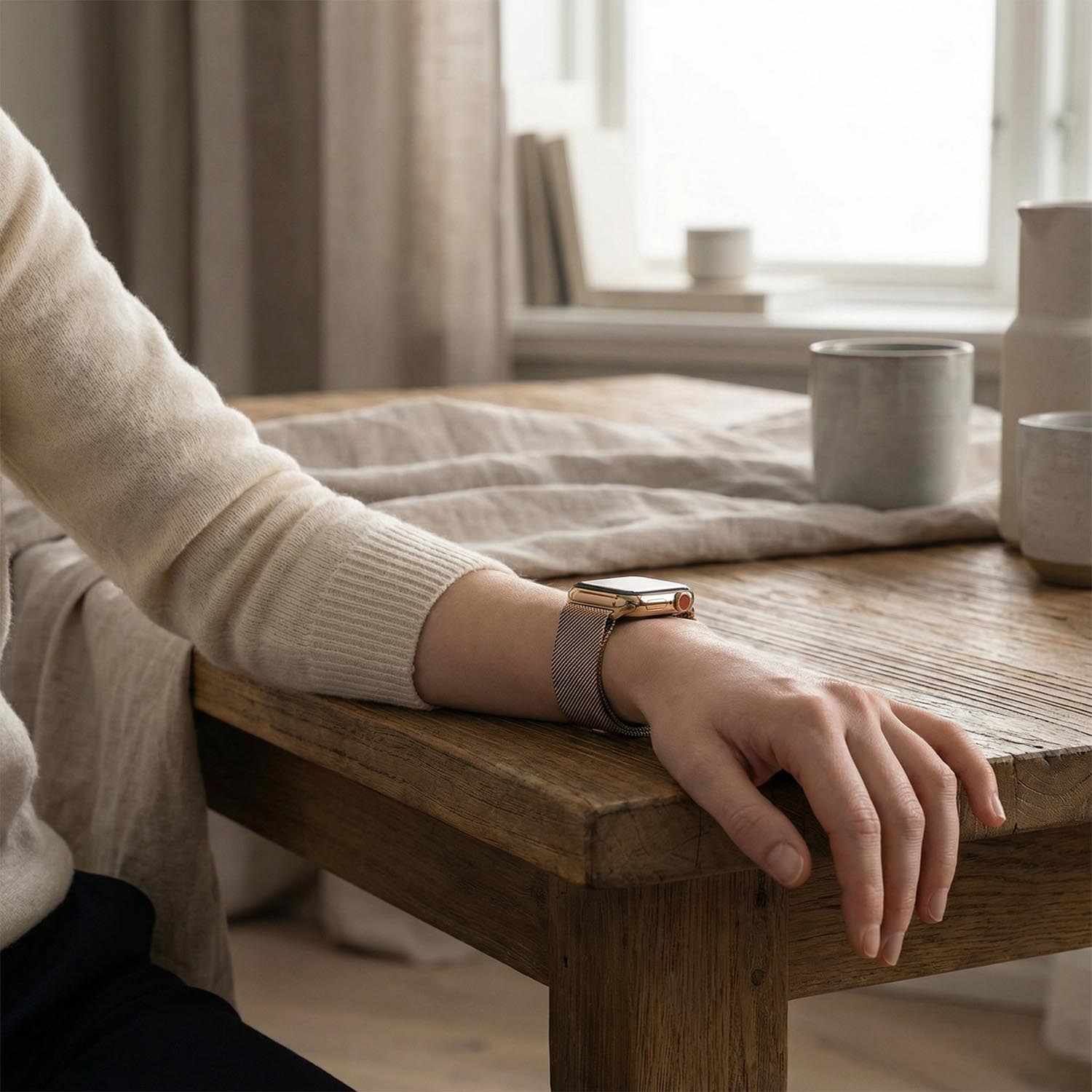 Apple-Watch-bandje-Fiore-milanese-sterrenlicht-7440850059040-123watches-pov-model